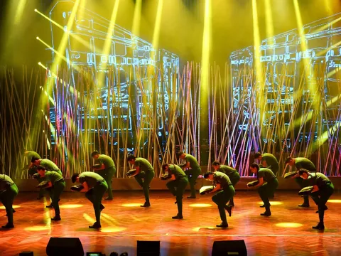 Đặc sắc Chương trình nghệ thuật "Ánh Sao Thành Đồng" của Đoàn Văn công Quân khu 7